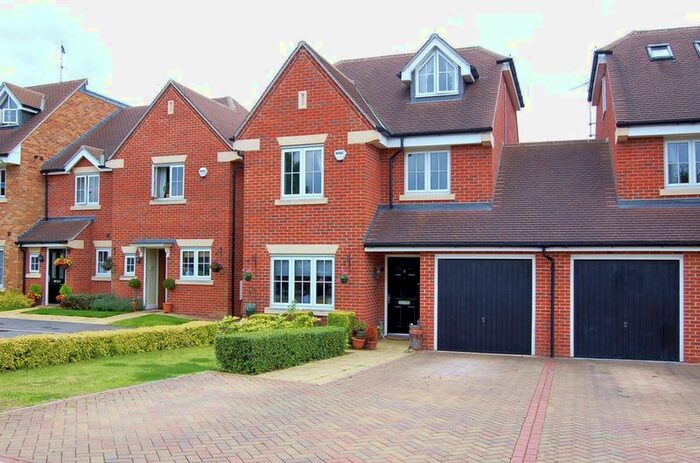 4 Bedroom Semi-Detached House To Rent In Gardener Walk, Holmer Green, High Wycombe, HP15