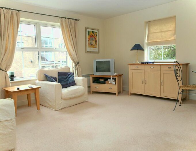 2 Bedroom Flat To Rent In Oriental Road, Woking, GU22