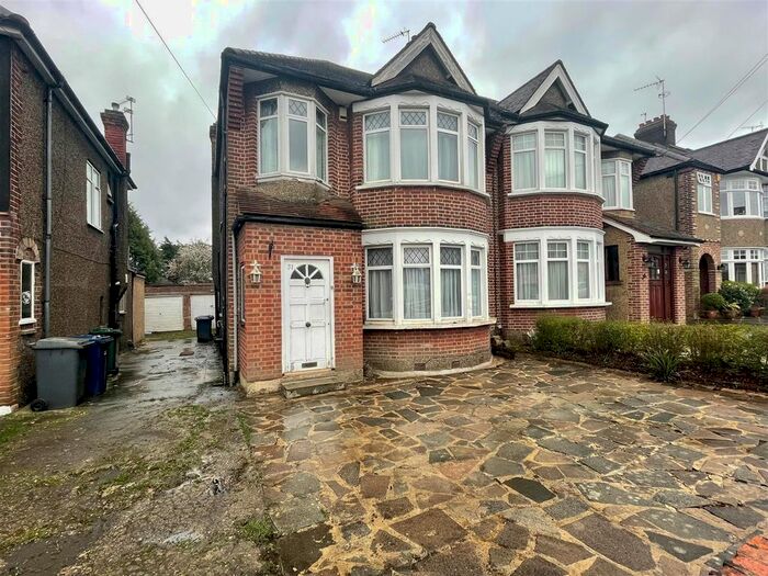 3 Bedroom Property To Rent In Laurel Way, London, N20