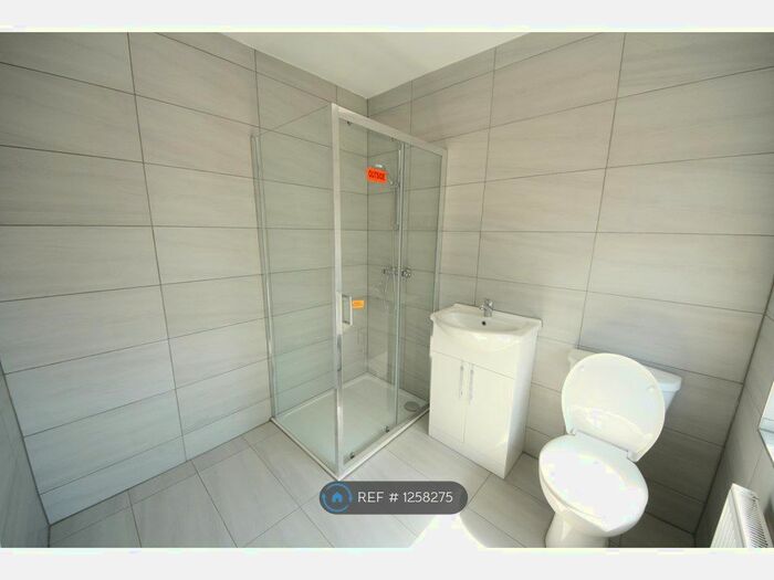 Studio To Rent In Heather Road, London NW2