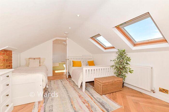 4 Bedroom Chalet For Sale In Essex Avenue, Herne Bay, Kent, CT6