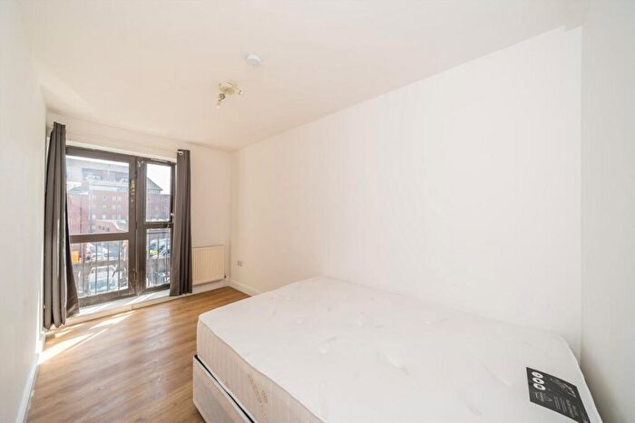 2 Bedroom Flat To Rent In High Street, Sutton, SM1