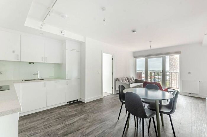 2 Bedroom Flat To Rent In Millet Place, Silvertown, London, E16