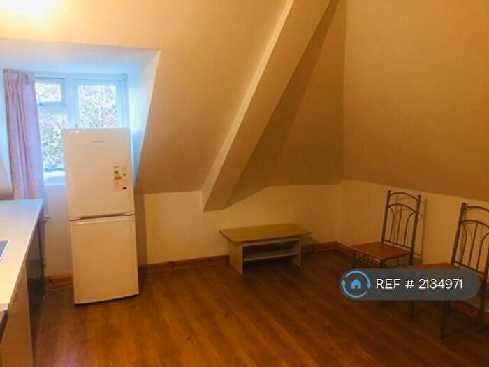 Studio To Rent In Highfield Road, London, N21