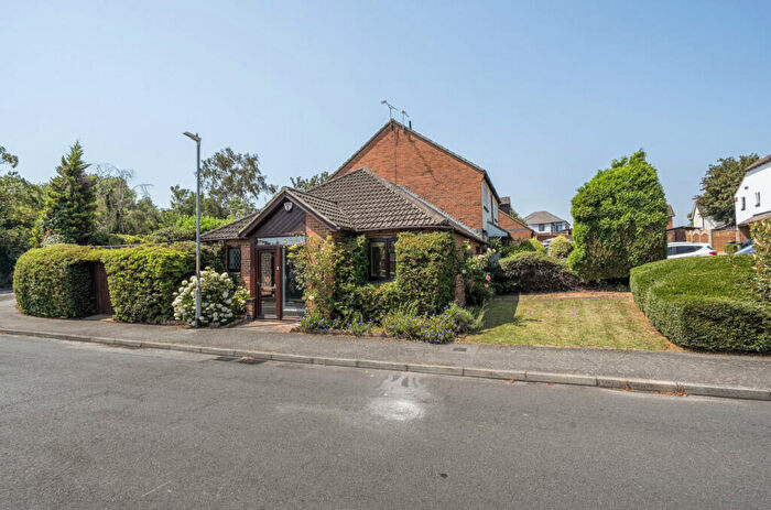 2 Bedroom Bungalow For Sale In Johnsons Way, Greenhithe, Kent, DA9