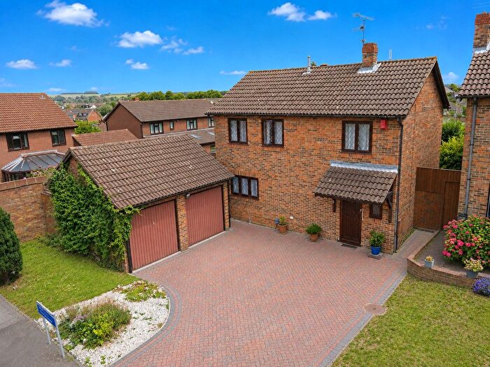 4 Bedroom Detached House For Sale In Cubbington Close, Luton, Bedfordshire, LU3