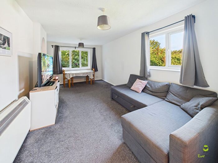 2 Bedroom Maisonette For Sale In Chalice Way, Greenhithe, Kent, DA9