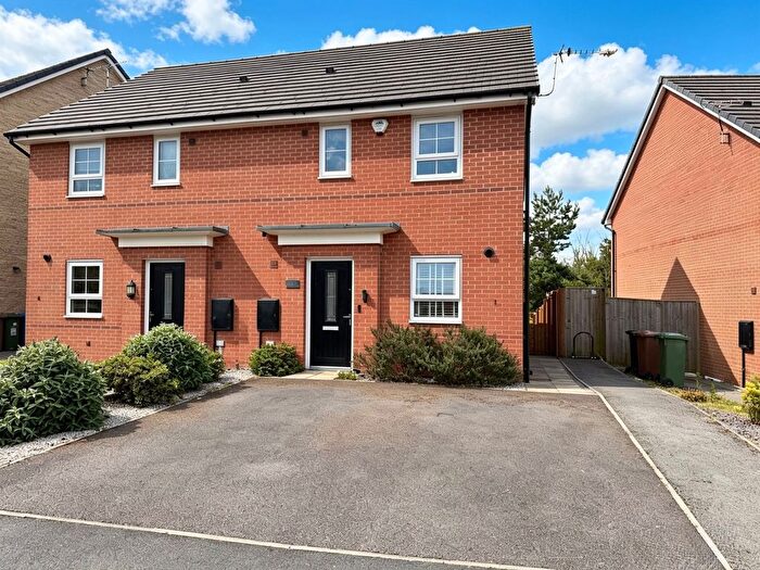 3 Bedroom Semi-Detached House To Rent In Hattersley, SK14