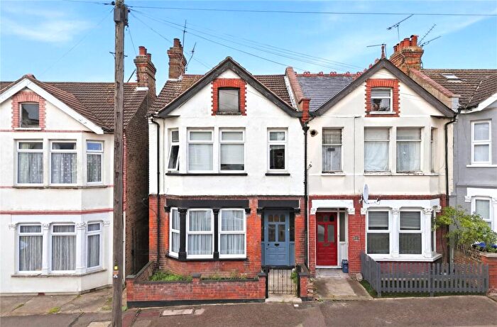 1 Bedroom Apartment For Sale In Brightwell Avenue, Westcliff-on-Sea, Essex, SS0