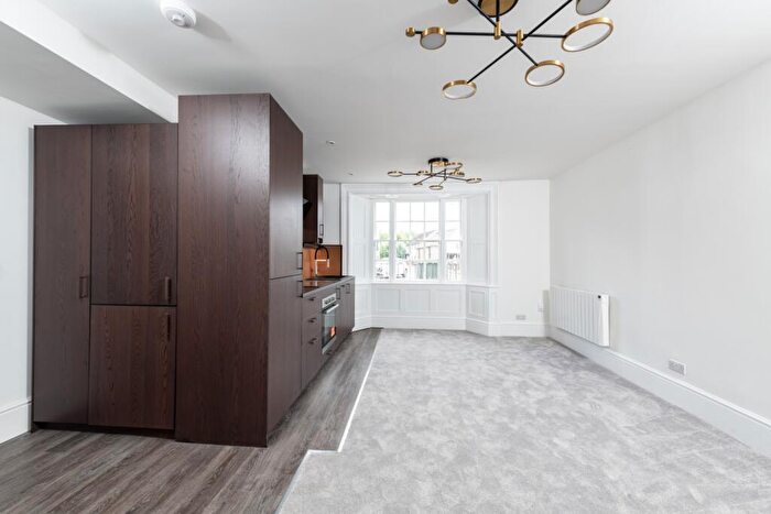 1 Bedroom Flat To Rent In High Street, Witney, Oxfordshire, OX28