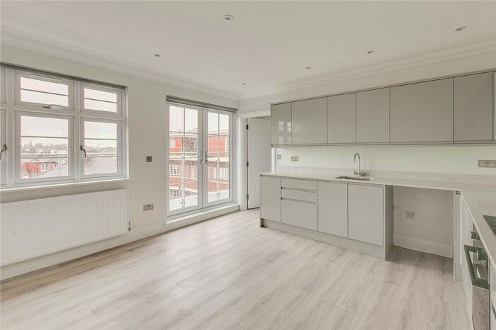 2 Bedroom Flat To Rent In Burleigh Parade, Burleigh Gardens, London, N14
