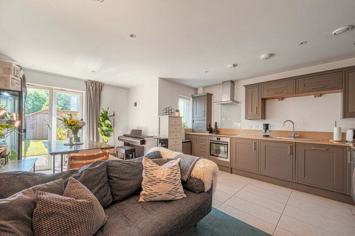 4 Bedroom End Of Terrace House To Rent In Victoria Road, East Barnet, Barnet, EN4