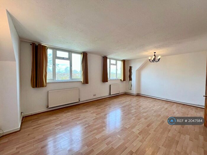 2 Bedroom Flat To Rent In Cotswold Court, London, N11