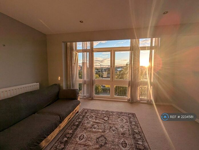 2 Bedroom Flat To Rent In Vellacott Close, Cardiff, CF10