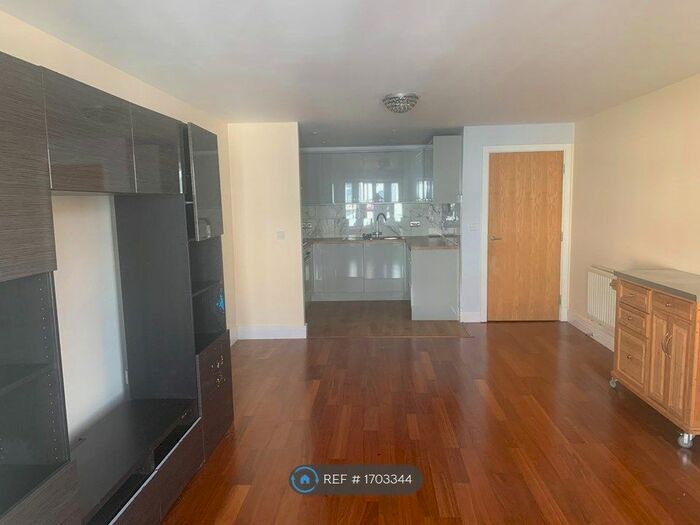 2 Bedroom Flat To Rent In California Close, Sutton, SM2