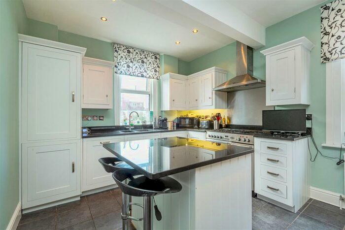 3 Bedroom Flat To Rent In Lower Richmond Road, East Sheen, SW14