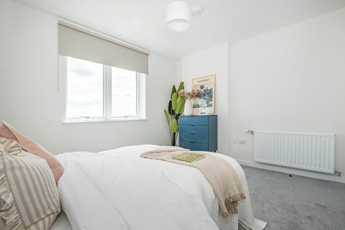 1 Bedroom Flat To Rent In Elmsleigh Road, Staines, TW18