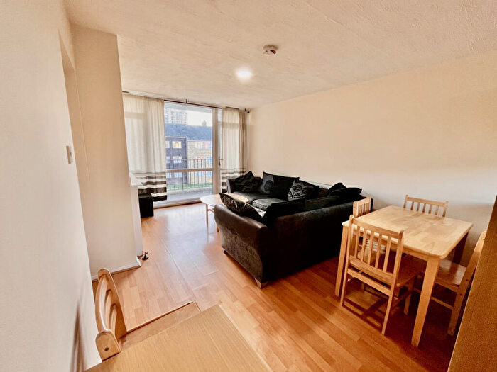 3 Bedroom Flat To Rent In Hillingdon Street, Elephant And Castle, London, SE17