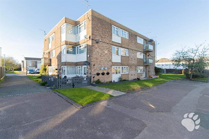 2 Bedroom Flat For Sale In Rose Acre, Basildon, SS14