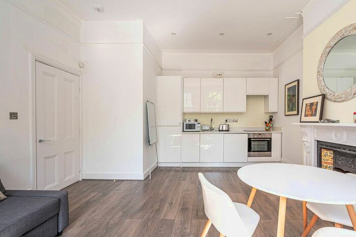2 Bedroom Flat To Rent In Frognal, Hampstead, London, NW3