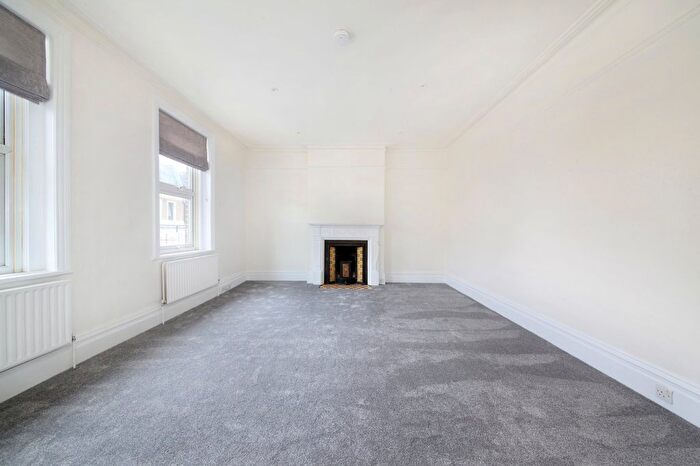 3 Bedroom Flat To Rent In Upper Richmond Road West, East Sheen, SW14