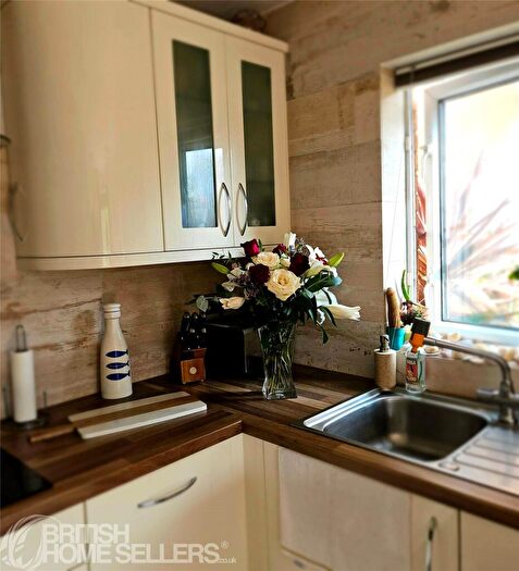 2 Bedroom Apartment For Sale In Grangemoor Court, Cardiff, CF11