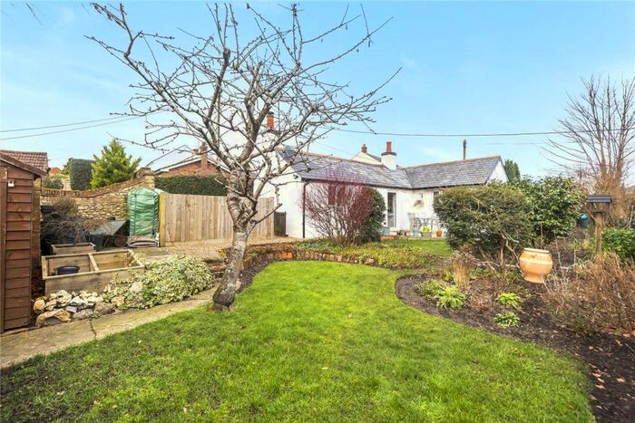 3 Bedroom Bungalow To Rent In Folly Lane North, Farnham, Surrey, GU9