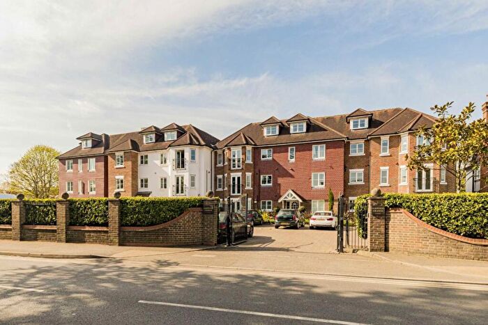 3 Bedroom Flat To Rent In Oatlands Chase, Weybridge, KT13
