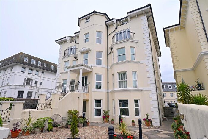 2 Bedroom Flat For Sale In Trinity Trees, West Of Town Centre, Eastbourne, BN21