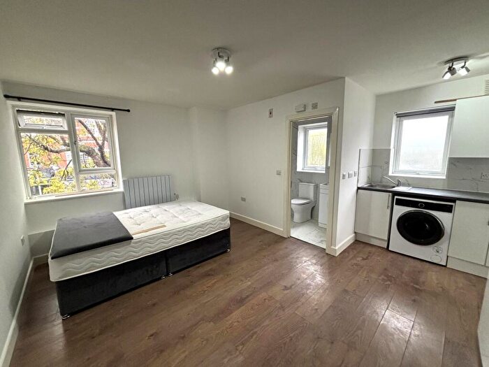 Flat To Rent In Colney Hatch Lane, N10
