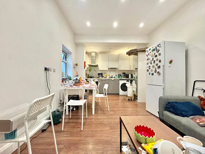 3 Bedroom Flat To Rent In The Cut, London, SE1