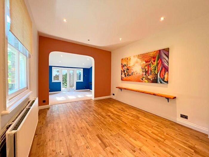 2 Bedroom Flat To Rent In Thorney Hedge Road, London, W4