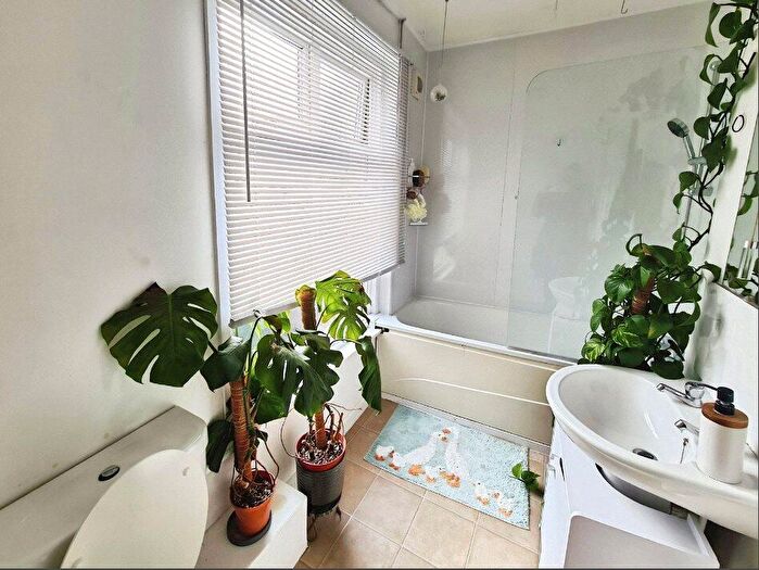 4 Bedroom House To Rent In Milton Road, Southampton, Hampshire, SO15