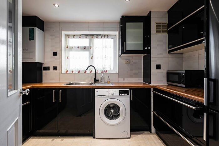 3 Bedroom Flat To Rent In Lower Fosters New Brent Street, London, NW4