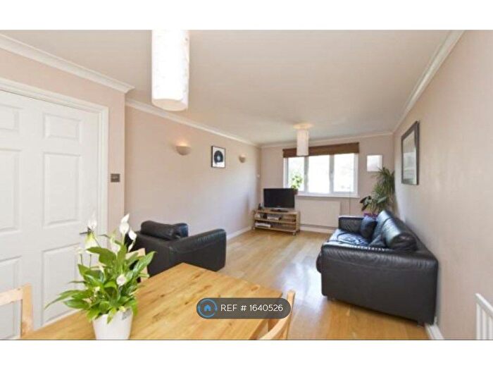 2 Bedroom Flat To Rent In Courland Grove, London, SW8