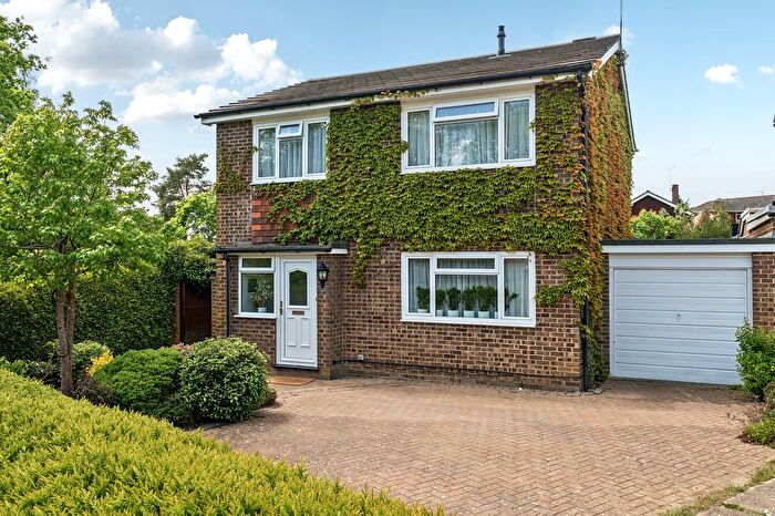 4 Bedroom Link Detached House For Sale In Mower Place, Cranleigh, GU6