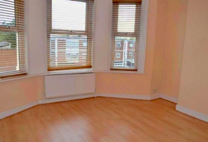 2 Bedroom Flat To Rent In High Road, London, N12