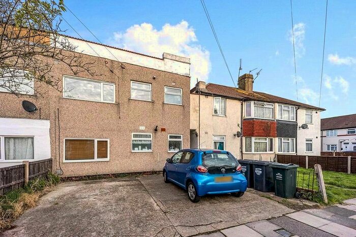 2 Bedroom Flat To Rent In Shirley Close, Dartford, DA1