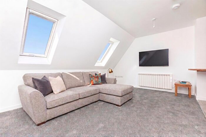 1 Bedroom Flat For Sale In Top Floor Flat In Norwich Avenue West, Westbourne, BH2
