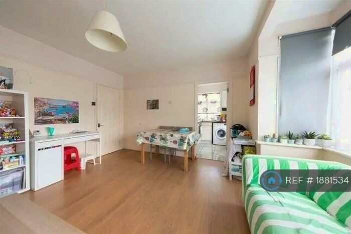 2 Bedroom Maisonette To Rent In Chalford Walk, Woodford Green, IG8