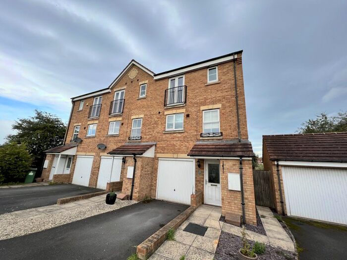 4 Bedroom Town House To Rent In Aketon Croft, Castleford, WF10