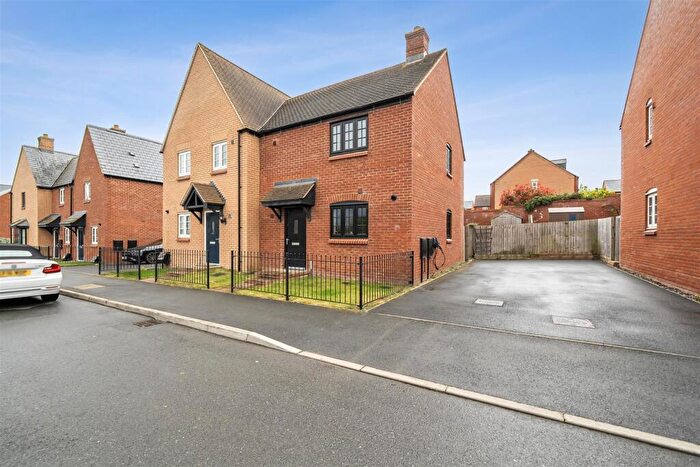 3 Bedroom Semi-Detached House For Sale In Aintree Avenue, Towcester, NN12