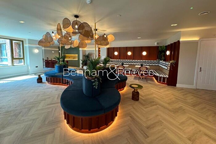 2 Bedroom Flat To Rent In Bermondsey Heights, London, SE15