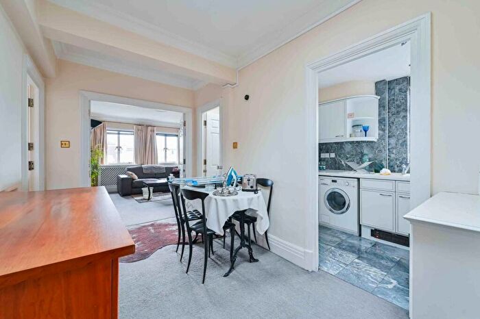 1 Bedroom Flat For Sale In Chiltern Court, Baker Street, London, NW1