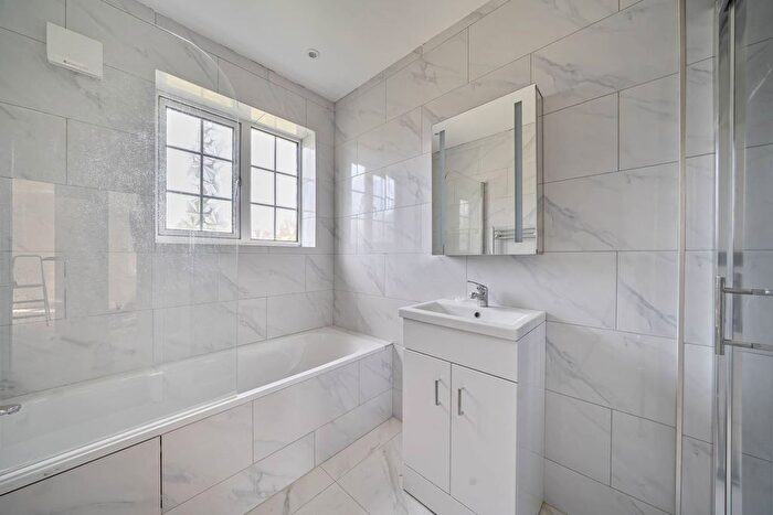 2 Bedroom Maisonette To Rent In Belmont Close, Cockfosters, Barnet, EN4