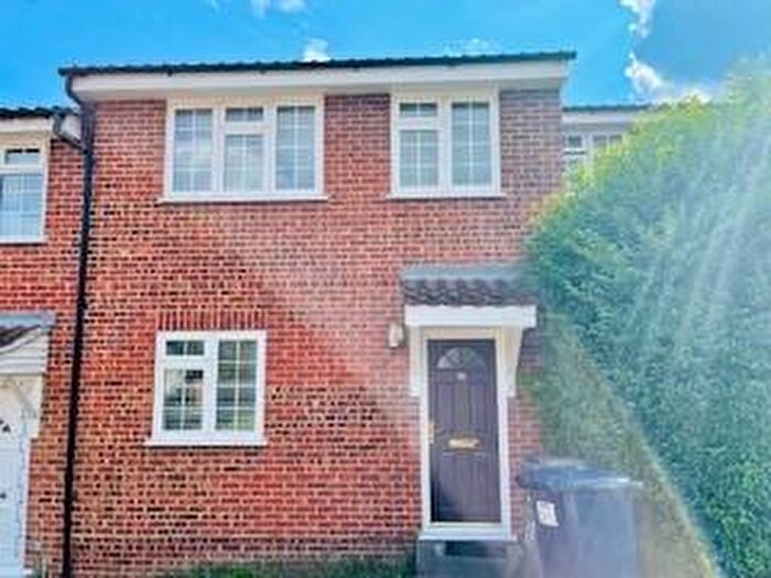 3 Bedroom Detached House To Rent In Elm Way, London, N11