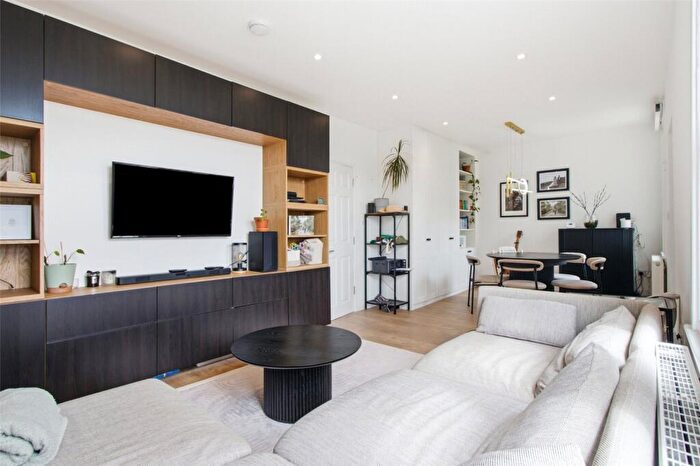 2 Bedroom Apartment For Sale In Brownlow Road, London, N11