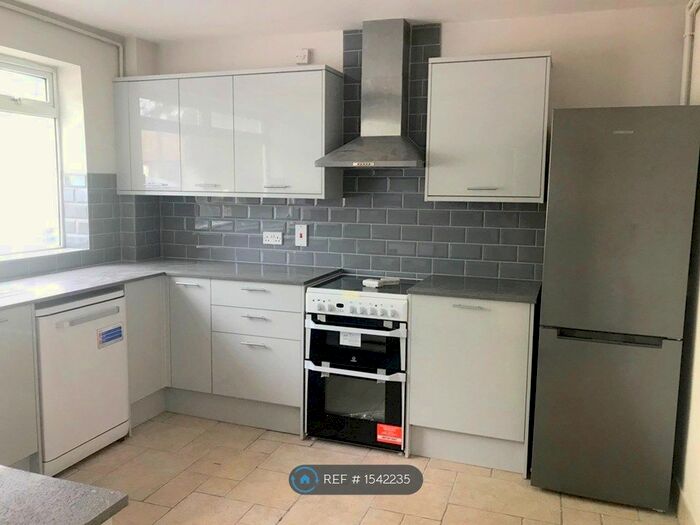 2 Bedroom Flat To Rent In Willow House, Wokingham, RG41