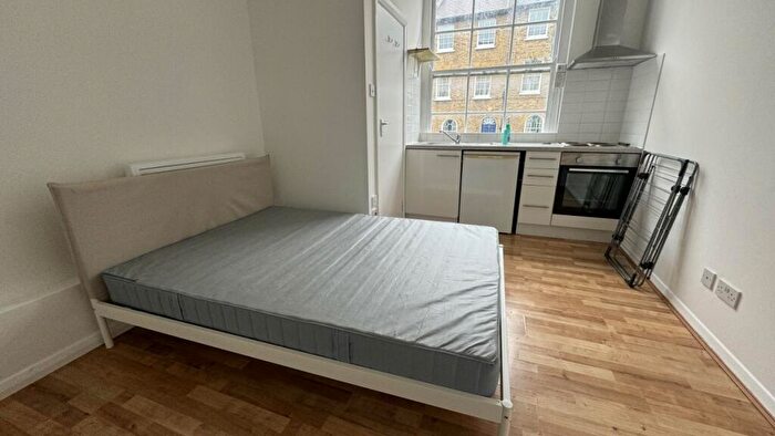 Flat To Rent In Offord Road, Islington, N1
