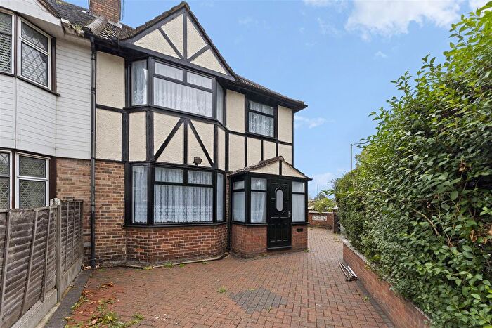 4 Bedroom Semi-Detached House For Sale In North Hyde Road, Hayes, UB3